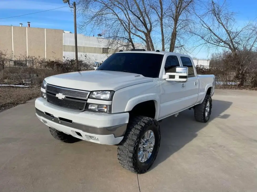 White Chevrolet Silverado 2500HD