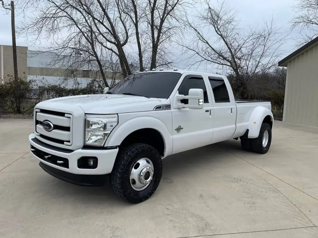 White Ford F-350 XLT