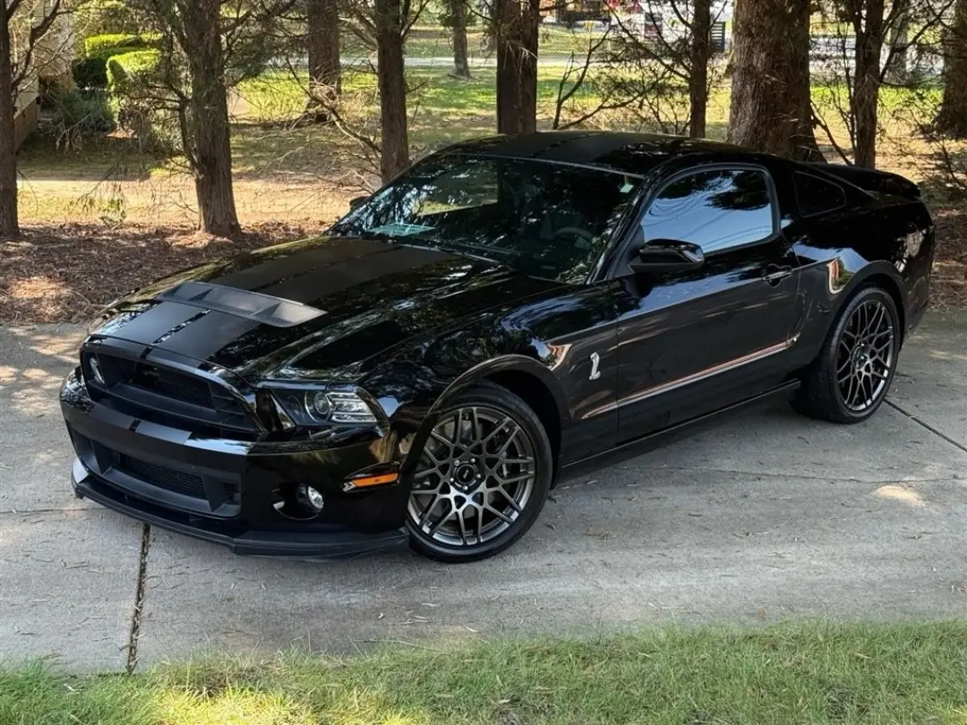 Black Ford Mustang Shelby GT500