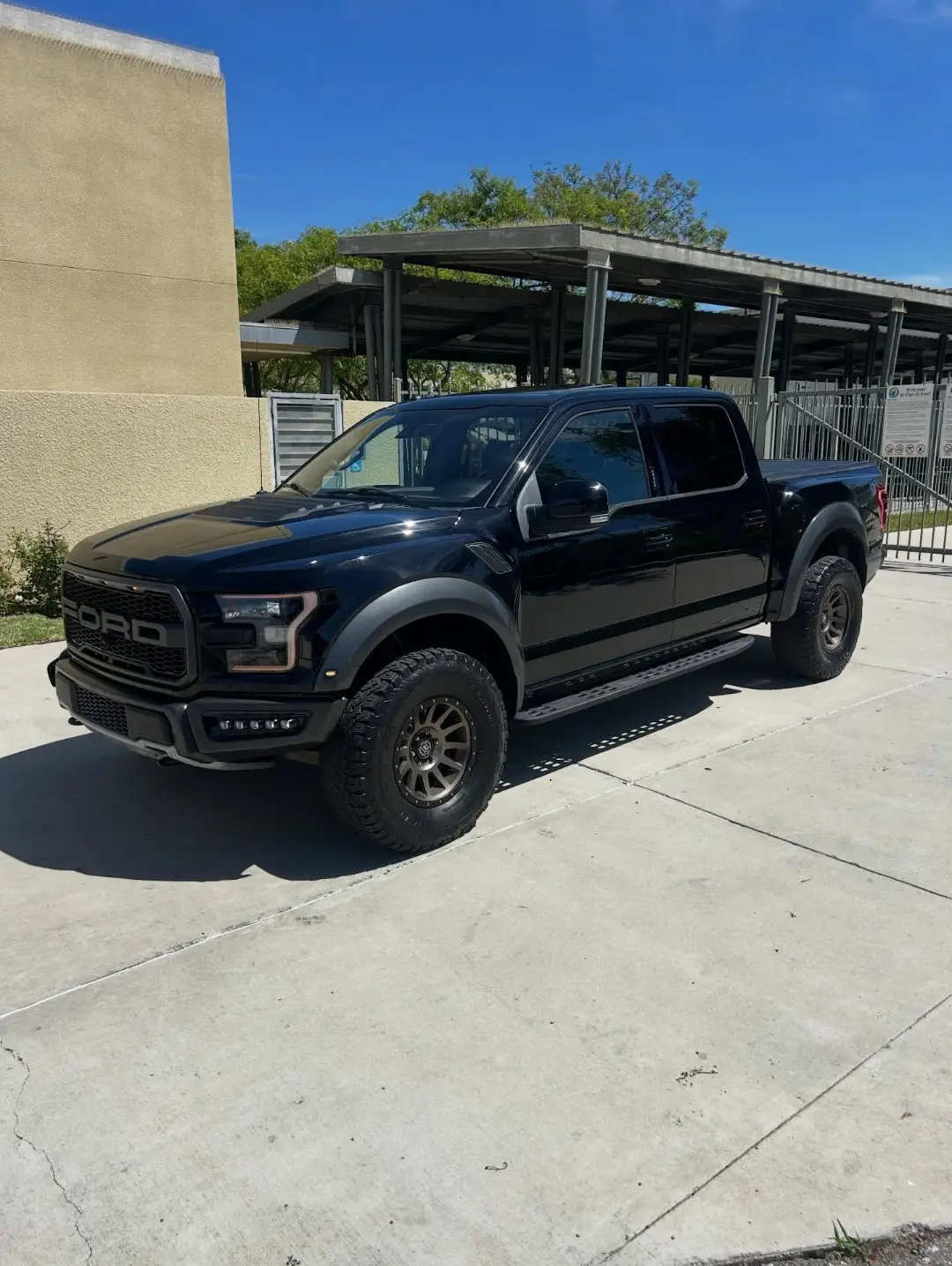 Ford F-150 Raptor exterior